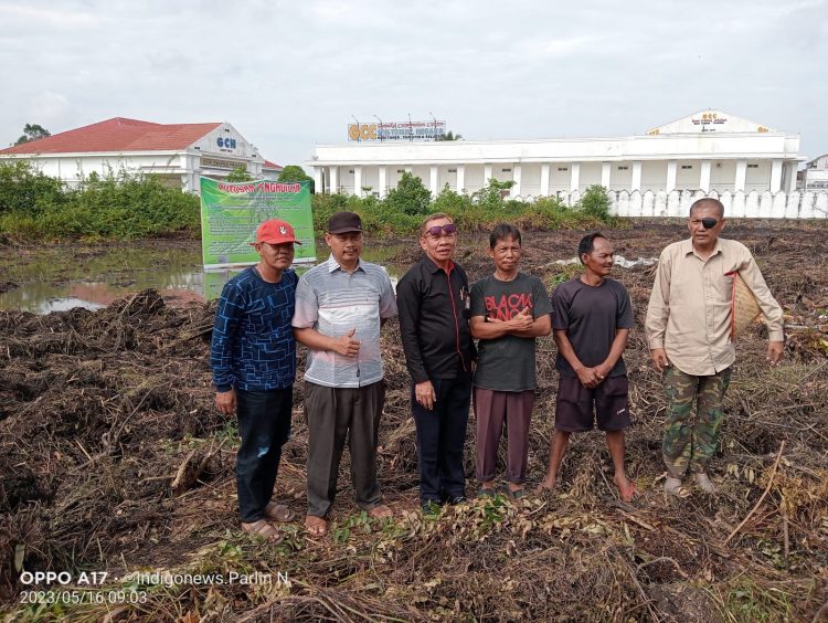 Keluarga Ismed bersama kuasa hukumnya saat berada dilahan yang berperkara dan telah dimenangkan, Selasa (16/5).