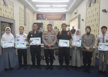 Kasubid Penmas Bid Humas Polda Sumut, AKBP. Dr Herwansyah SH, M.Si dan Kasubdit Multimedia, AKBP Navri Y, SH, MH mengikuti kegiatan dialog publik dengan tema Hoegeng: Keteladanan Melintasi Zaman secara virtual dengan Mabes Polri, Selasa (16/5).