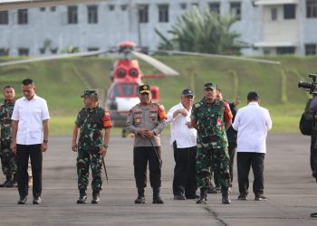 Pangdam I/BB Mayjen TNI Achmad Daniel Chardin, Kapolda Sumut Irjen. Pol. Drs. R.Z Panca Putra Simanjuntak M.Si dan Wakil Gubernur Sumut H. Musa Rajekshah S.Sos, M.Hum saat sambut kedatangan Presiden RI, Joko Widodo, Rabu (17/5).