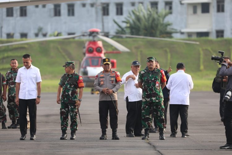 Pangdam I/BB Mayjen TNI Achmad Daniel Chardin, Kapolda Sumut Irjen. Pol. Drs. R.Z Panca Putra Simanjuntak M.Si dan Wakil Gubernur Sumut H. Musa Rajekshah S.Sos, M.Hum saat sambut kedatangan Presiden RI, Joko Widodo, Rabu (17/5).