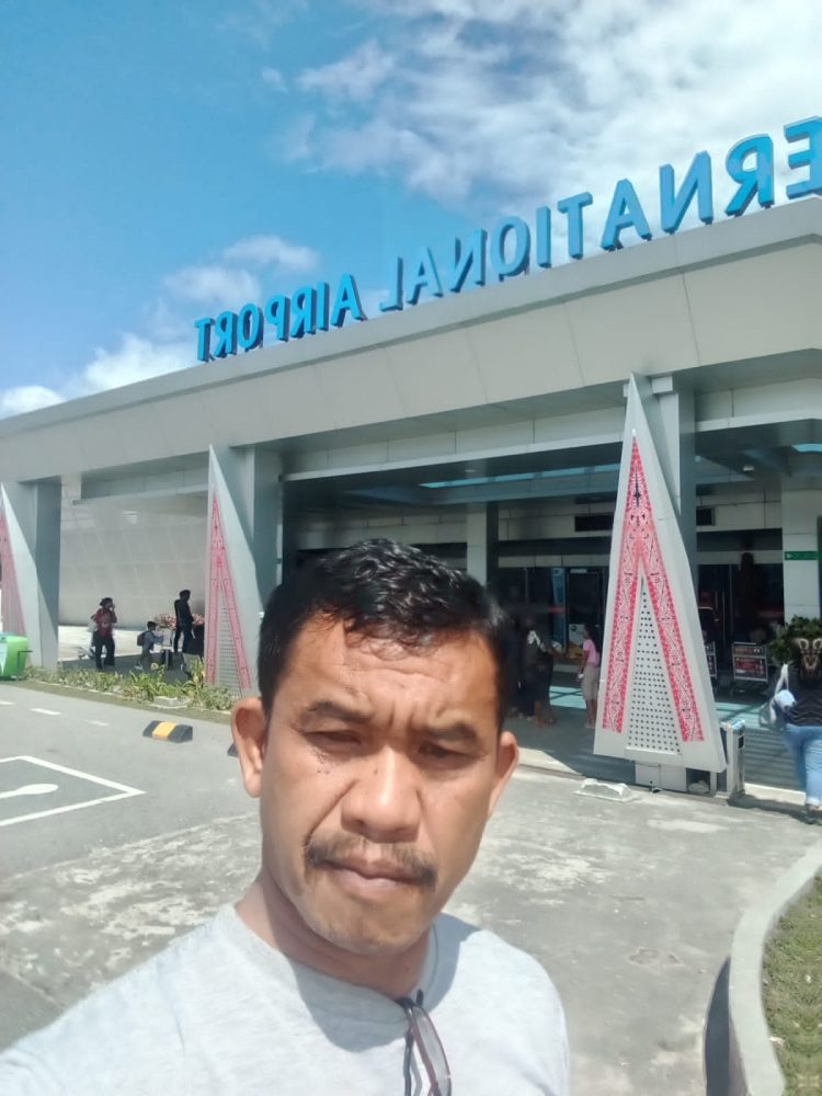 Djonggi Napitupulu saat dijumpai sebel keberangkatan ya ke Jakarta dibandara Silangit, Kamis (18/5).