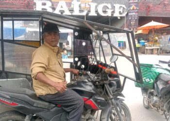 Maringan Napitupulu saat dijumpai disela sela menarik betor untuk mengais rejeki, Kamis (18/5).