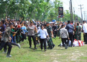 Antusias warga Labuhanbatu Utara saat sambut Presiden RI, Joko Widodo, Kamis (17/5).