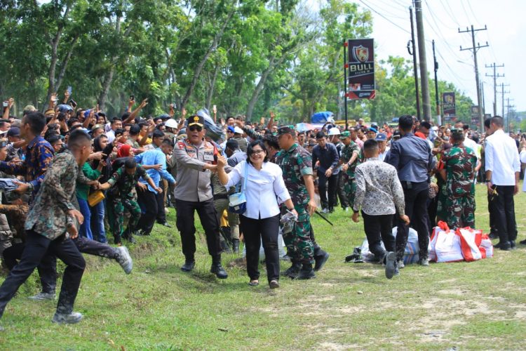 Antusias warga Labuhanbatu Utara saat sambut Presiden RI, Joko Widodo, Kamis (17/5).