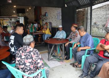 Kabag Log Polresta Deliserdang Kompol Soedaryanto duduk bersama warga dan menerima keluhan serta masukan dari warga dalam kegiatan Jumat Curhat, Jumat (19/5).