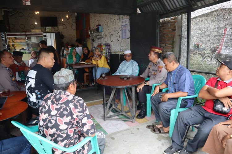 Kabag Log Polresta Deliserdang Kompol Soedaryanto duduk bersama warga dan menerima keluhan serta masukan dari warga dalam kegiatan Jumat Curhat, Jumat (19/5).