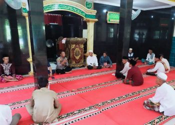 Kapolsek Cempaka AKP. Aston L Sinaga SH saat blusukan ke Desa Kuripan, Kecamatan Cempaka, Kabupaten Oku Timur - Sumatera Selatan, Jumat (19/5).