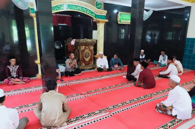 Kapolsek Cempaka AKP. Aston L Sinaga SH saat blusukan ke Desa Kuripan, Kecamatan Cempaka, Kabupaten Oku Timur - Sumatera Selatan, Jumat (19/5).