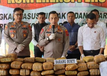Kapolresta Deliserdang, Kombes. Pol. Irsan Sinuhaji saat pimpin konferensi pers pengungkapan 173 kg Ganja, Senin (22/5).