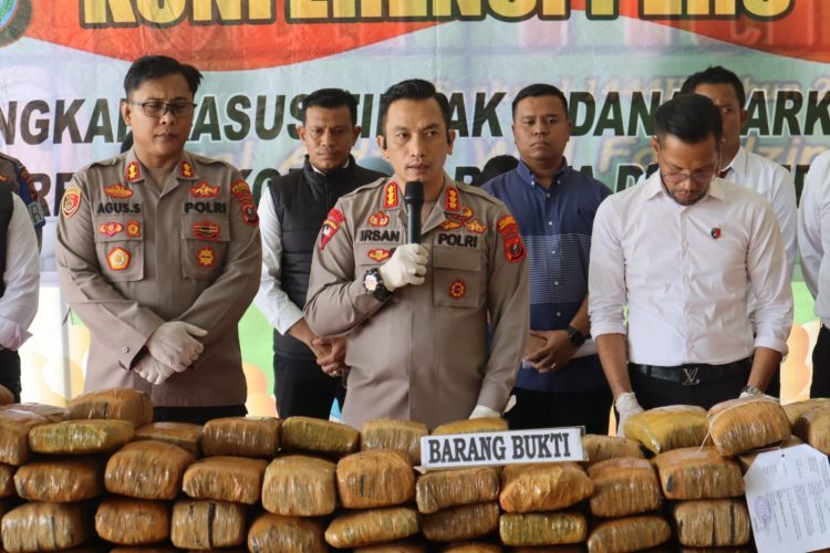 Kapolresta Deliserdang, Kombes. Pol. Irsan Sinuhaji saat pimpin konferensi pers pengungkapan 173 kg Ganja, Senin (22/5).