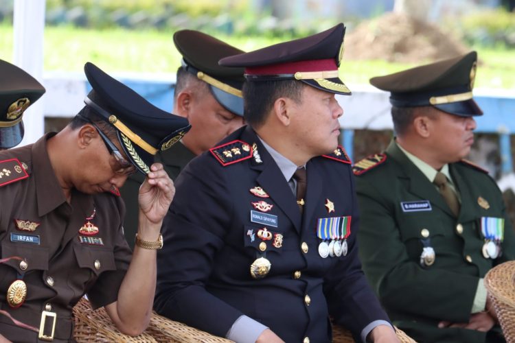 Kapolres Simalungun, AKBP. Ronald FC Sipayung SH, SIK, MH saat menghadiri kegiatan Upacara 
 Harkitnas ke- 115 Tahun 2023 yang digelar bersama Pemerintah Kabupaten Simalungun menggelar di halaman Kantor Bupati Simalungun, Pamatang Raya - Sumatera Utara, Senin (22/5).