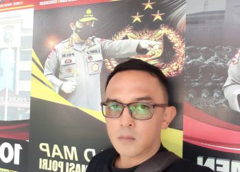 Korwil Sumut II Media Indigonews, Freddy Hutasoit saat memberikan keterangan di Polres Toba, Senin (22/5).