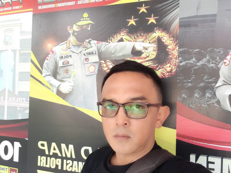 Korwil Sumut II Media Indigonews, Freddy Hutasoit saat memberikan keterangan di Polres Toba, Senin (22/5).