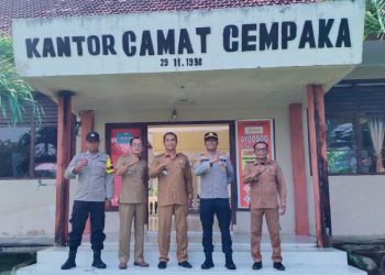 Kapolsek Cempaka, AKP. Aston L Sinaga SH bersama Camat Cempaka, H. Arisman S.sos dan Sekcam Cempaka, Masdar S.Sos saat konsolidasi kerjasama yang baik hadapi Pilkades serentak, Selasa (23/5).