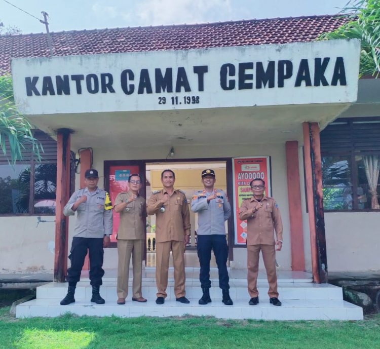 Kapolsek Cempaka, AKP. Aston L Sinaga SH bersama Camat Cempaka, H. Arisman S.sos dan Sekcam Cempaka, Masdar S.Sos saat konsolidasi kerjasama yang baik hadapi Pilkades serentak, Selasa (23/5).