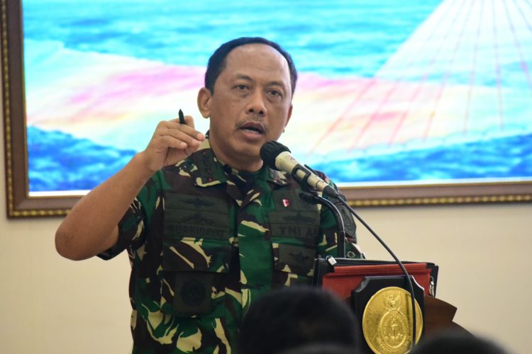 Danpushidrosal, Laksamana Madya TNI Nurhidayat saat acara Jam Komandan bertempat di ruang serbaguna Pushidrosal, Ancol Timur, Jakarta Utara, Rabu (24/5).