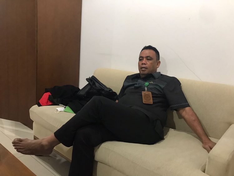 Kepala Bagian Hubungan Masyarakat Pengadilan Negeri Jakarta Pusat, Zulkifli saat diwawancarai, Kamis (25/5).