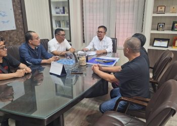 Ketua AMPD Taput, Maruli Hutagalung bersama Ketua Kordinator Doli Sianipar didampingi Korwil Sumut II Media Indigonews Freddy Hutasoit dan lain, saat bertemu langsung dengan Kepala BBPJN Sumut Dr. Ir. Junaidi MT diruangannya, Kamis (25/5). 