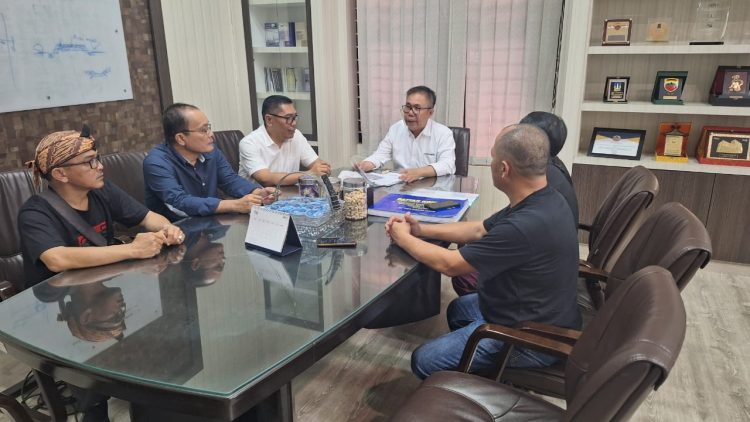 Ketua AMPD Taput, Maruli Hutagalung bersama Ketua Kordinator Doli Sianipar didampingi Korwil Sumut II Media Indigonews Freddy Hutasoit dan lain, saat bertemu langsung dengan Kepala BBPJN Sumut Dr. Ir. Junaidi MT diruangannya, Kamis (25/5).