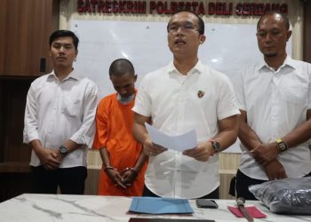 Tersangka DZ saat diamankan di Mapolresta Deliserdang, Jumat (26/5).