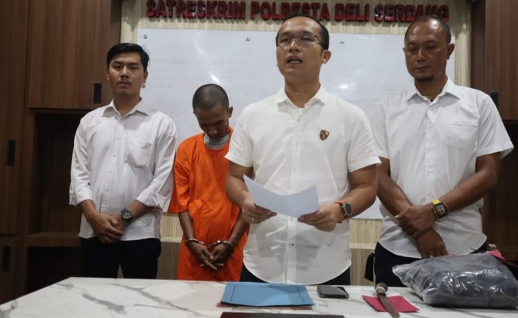 Tersangka DZ saat diamankan di Mapolresta Deliserdang, Jumat (26/5).