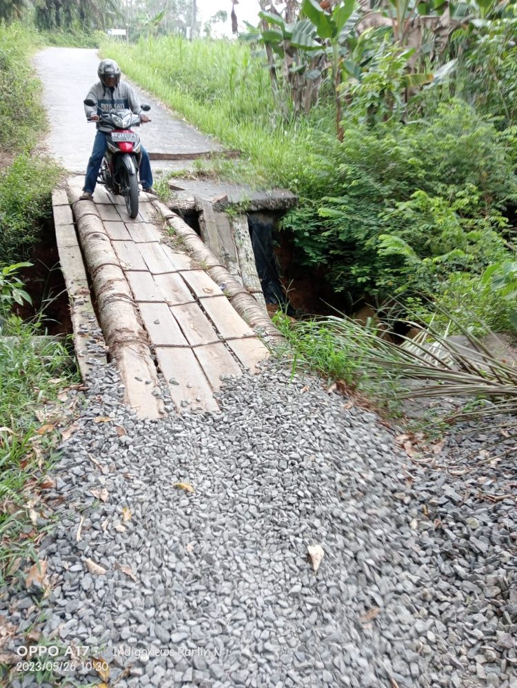 Kondisi gorong gorong yang terputus di Desa Nusa Bakti yang belum juga diperbaiki, Jumat (26/5).
