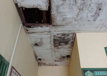 Kondisi ruangan KUA Belitang III yang tak terawat, Jumat (26/5).