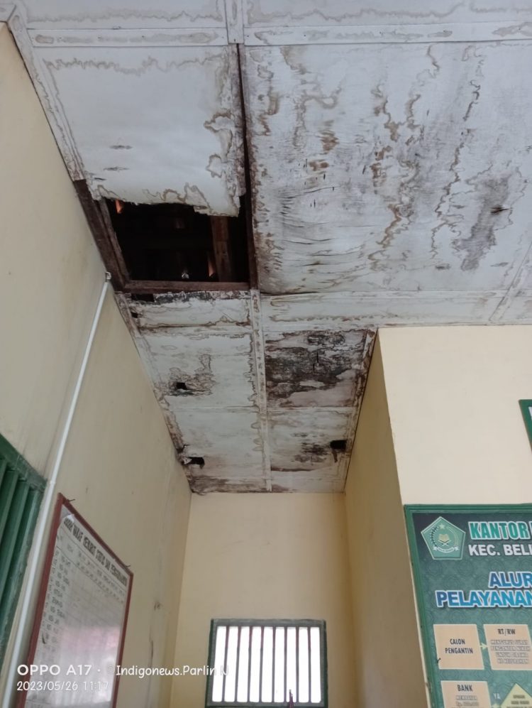 Kondisi ruangan KUA Belitang III yang tak terawat, Jumat (26/5).