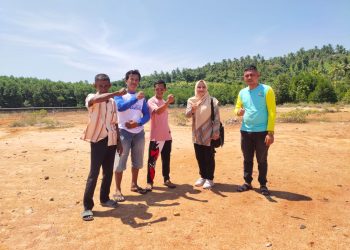 Sikawati bersama Kadus, BPD beserta pak RT dan tokoh pemuda saat tinjau lapangan bola yang belum usai dibenahi, Mingu (28/5).