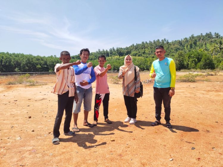 Sikawati bersama Kadus, BPD beserta pak RT dan tokoh pemuda saat tinjau lapangan bola yang belum usai dibenahi, Mingu (28/5).