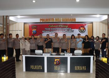 Wakapolresta Deliserdang AKBP. Agus Sugiyarso SIK, Kasubdit Penmas Bid Humas Polda Sumut AKBP. Dr. Herwansyah Putra SH, MH, Kasi Humas Polrestabes Medan Kompol Riama Siahaan SE, Kasi Humas Polresta Deliserdang AKP K. Karo Sekali, Kasubsi Penmas Polresta Deliserdang IPTU JM Gabe Napitupulu, Tim Asistensi Bid Humas Polda Sumut, Personil Sie Humas Polresta Deliserdang dan Personil Sie Humas Polrestabes Medan saat kegiatan asistensi kinerja, Senin (29/5).