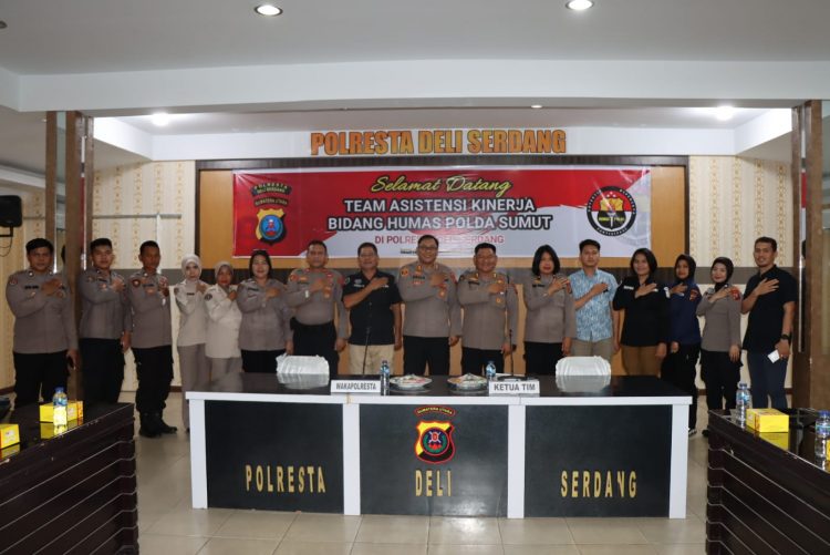 Wakapolresta Deliserdang AKBP. Agus Sugiyarso SIK, Kasubdit Penmas Bid Humas Polda Sumut AKBP. Dr. Herwansyah Putra SH, MH, Kasi Humas Polrestabes Medan Kompol Riama Siahaan SE, Kasi Humas Polresta Deliserdang AKP K. Karo Sekali, Kasubsi Penmas Polresta Deliserdang IPTU JM Gabe Napitupulu, Tim Asistensi Bid Humas Polda Sumut, Personil Sie Humas Polresta Deliserdang dan Personil Sie Humas Polrestabes Medan saat kegiatan asistensi kinerja, Senin (29/5).