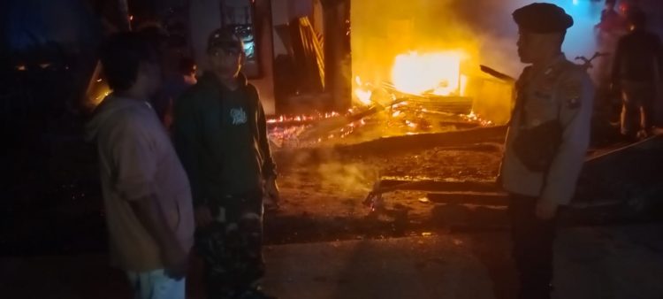 Kondisi saat 5 rumah warga dilahap kobaran api, Selasa (30/5).