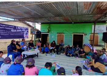 Warga Sidikalang saat diskusi peringati Hari Anti Tambang, Selasa (30/5).