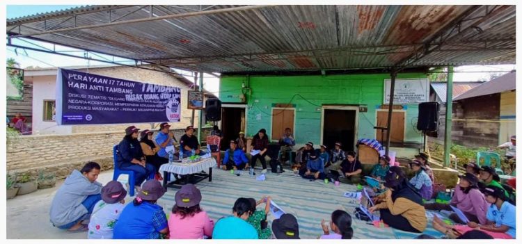 Warga Sidikalang saat diskusi peringati Hari Anti Tambang, Selasa (30/5).