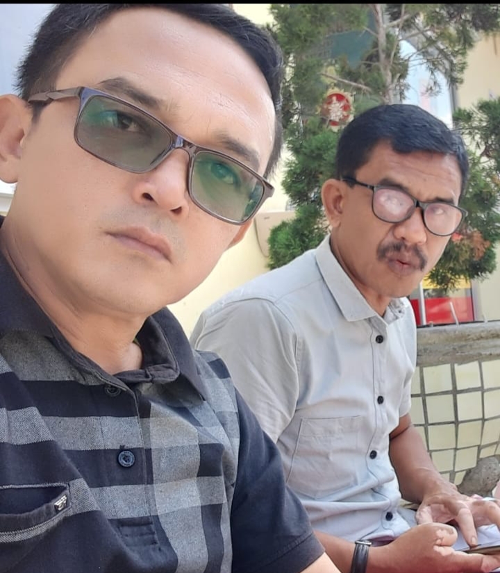 Direktur Eksekuti IP2 Baja Nusantara, Djonggoi Napitupulu bersama reporter Indigonews Korwil Sumut II Freddy Hutasoit, saat mempersiapkan surat yang akan disampaikan kepada Ombudsman RI dan Kemenpan RB, Senin (8/5).