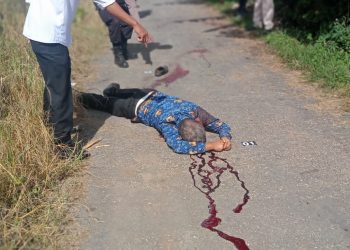 Jenazah Toni Samosir saat ditemukan bersimbah darah ditengah jalan, Kamis (1/6).