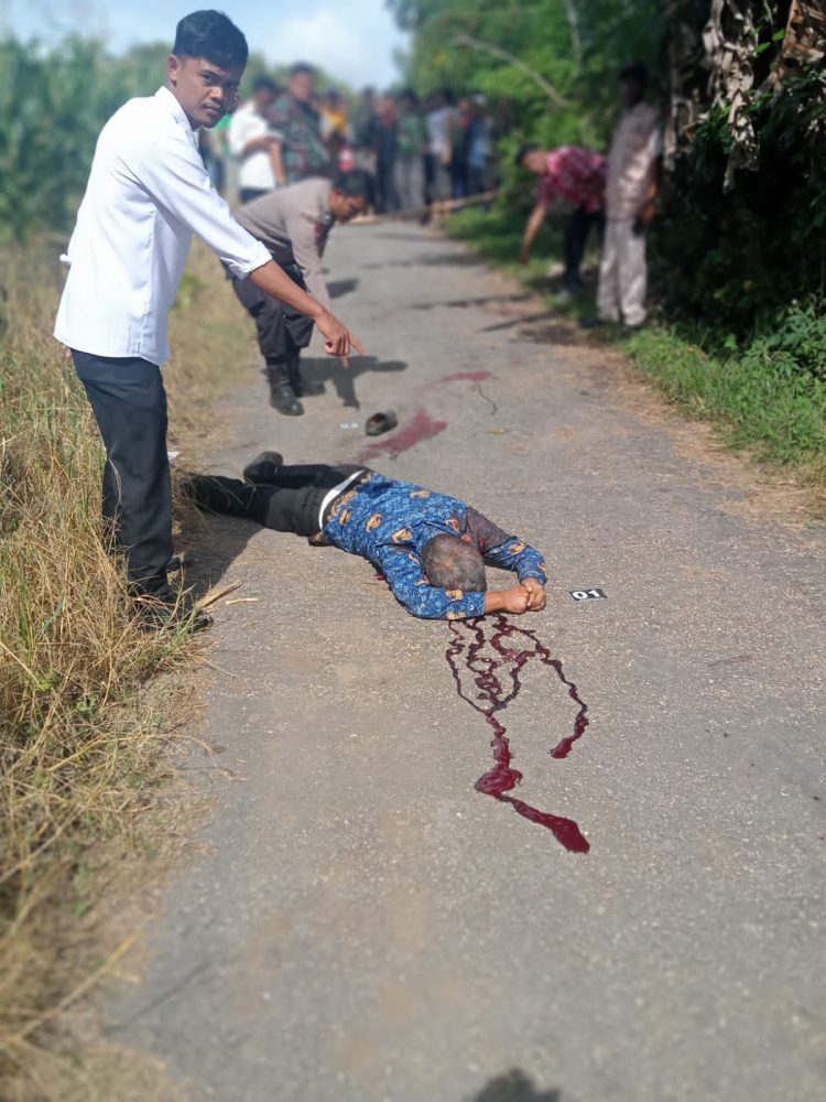 Jenazah Toni Samosir saat ditemukan bersimbah darah ditengah jalan, Kamis (1/6).