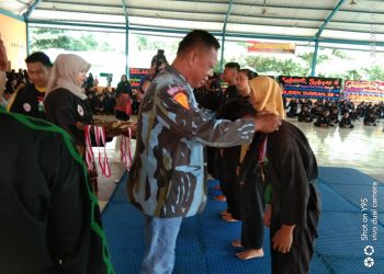 Ketua DPC IPK Deliserdang, Parmonangan Gultom SE saat menyerahkan piagam, Minggu (4/6).