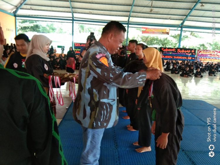 Ketua DPC IPK Deliserdang, Parmonangan Gultom SE saat menyerahkan piagam, Minggu (4/6).