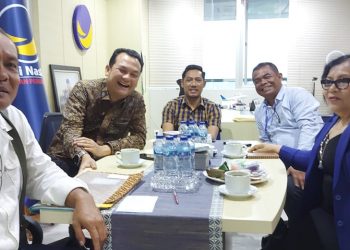 Fatimah Hutabarat bersama Doli Sianipar saat audiens kepada Martin Manurung, Selasa (6/6).