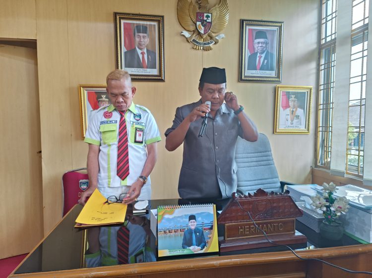 Anggota DPRD OKU Timur Fraksi PKB, Hermanto SE bersama kuasa hukumnya, Herwani SH saat diwawancarai di ruang kerjanya, Rabu (7/6).