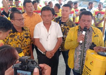 Ir. Lamhot Sinaga, anggota DPR RI saat menyerahkan bantuan alsistan di Siborongborong, Kabupaten Taput, Kamis (8/6).