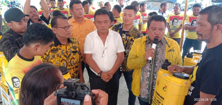 Ir. Lamhot Sinaga, anggota DPR RI saat menyerahkan bantuan alsistan di Siborongborong, Kabupaten Taput, Kamis (8/6).