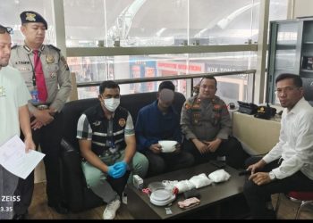 Tersangka MA warga aceh saat diamankan di Bandara KNIA, Sabtu (10/6).