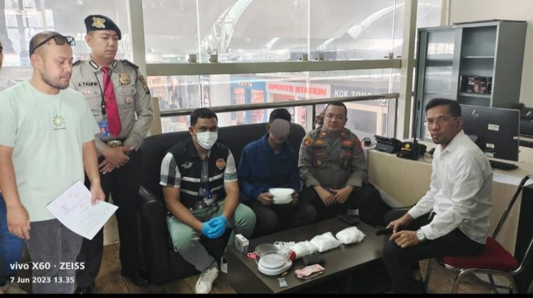 Tersangka MA warga aceh saat diamankan di Bandara KNIA, Sabtu (10/6).