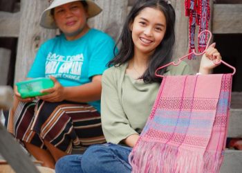 Rahel Situmorang saat bersama penenun ulos,  Sabtu (10/6).