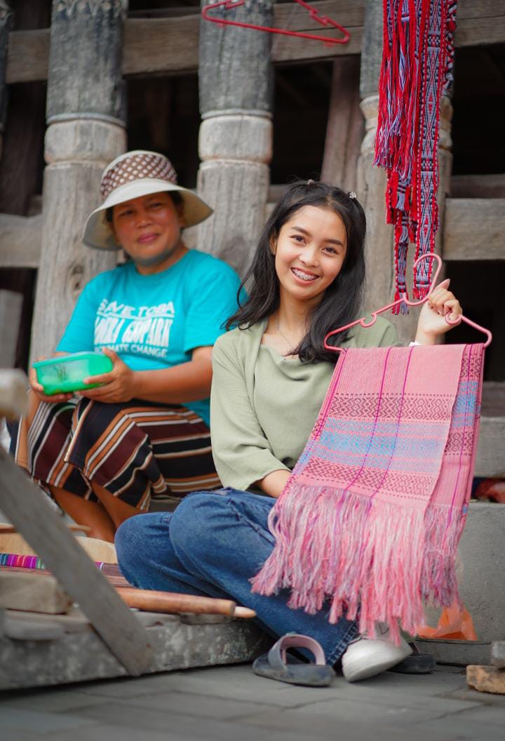 Rahel Situmorang saat bersama penenun ulos, Sabtu (10/6).