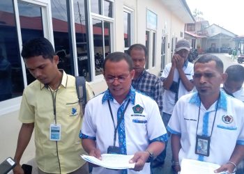 Beberapa orang wartawan saat menyambangi Polres Tual untuk melaporkan oknum karyawan PT. SIS, Senin (12/6).