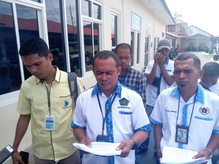 Beberapa orang wartawan saat menyambangi Polres Tual untuk melaporkan oknum karyawan PT. SIS, Senin (12/6).